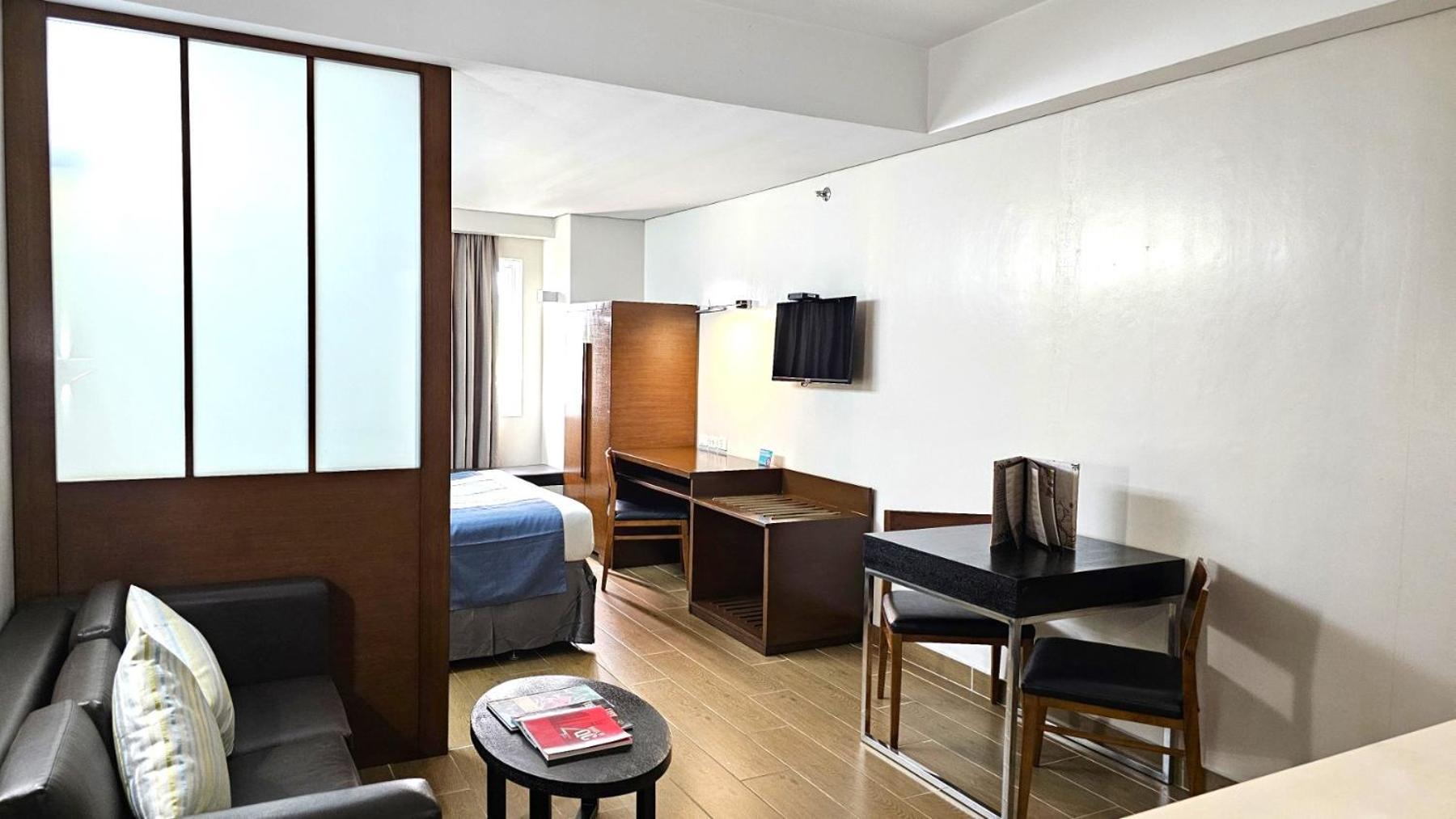Microtel By Wyndham Acropolis Pasig City Exterior photo