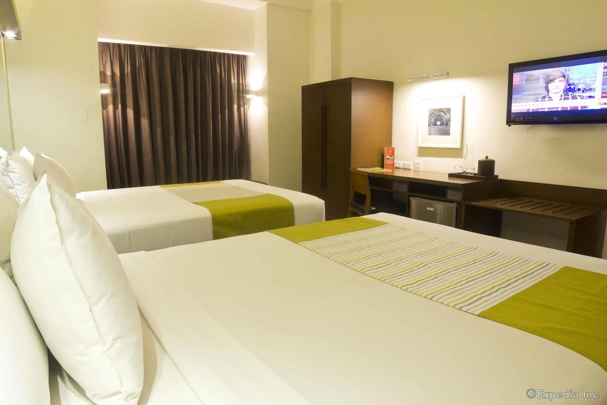 Microtel By Wyndham Acropolis Pasig City Exterior photo