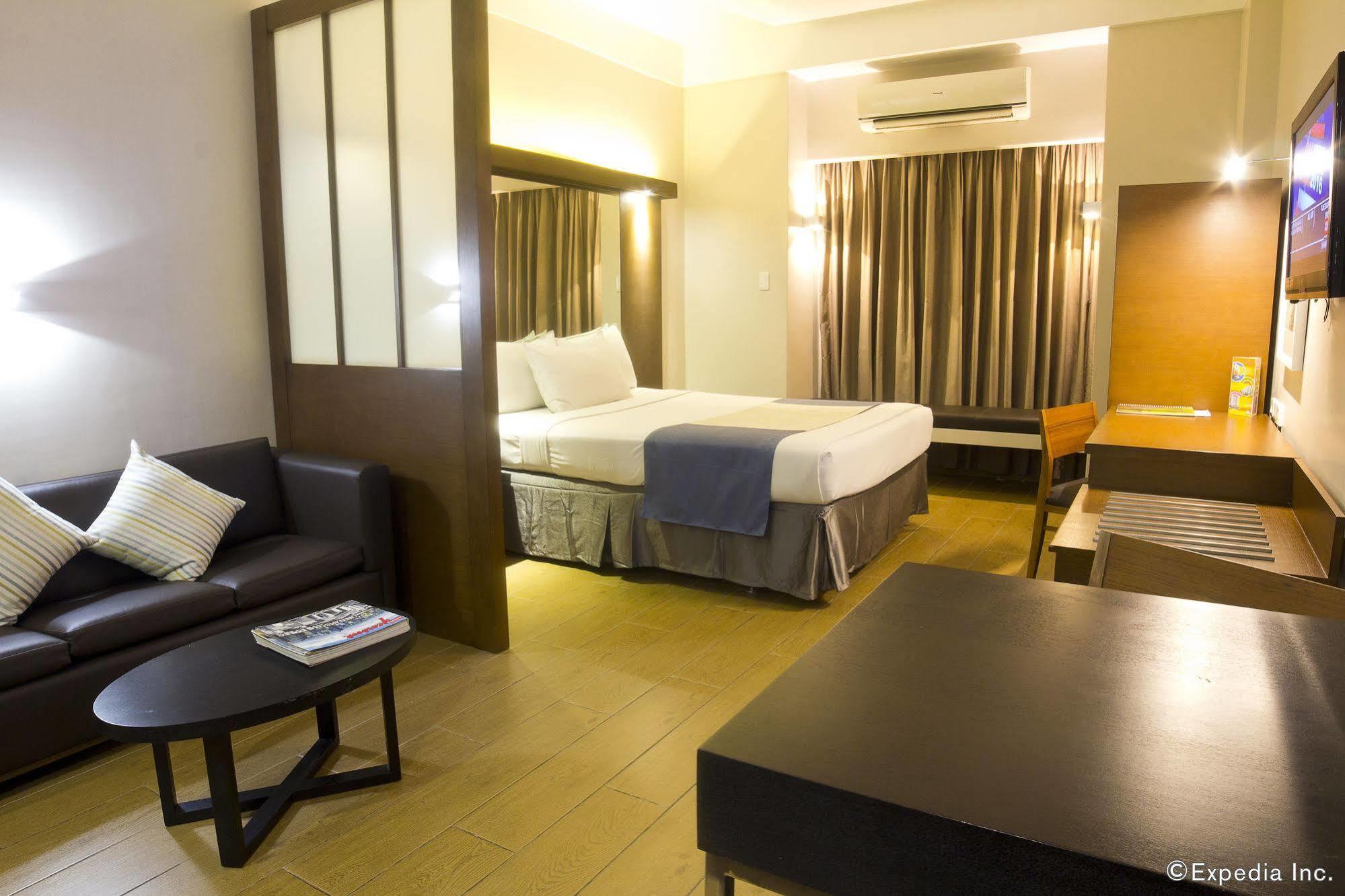 Microtel By Wyndham Acropolis Pasig City Exterior photo