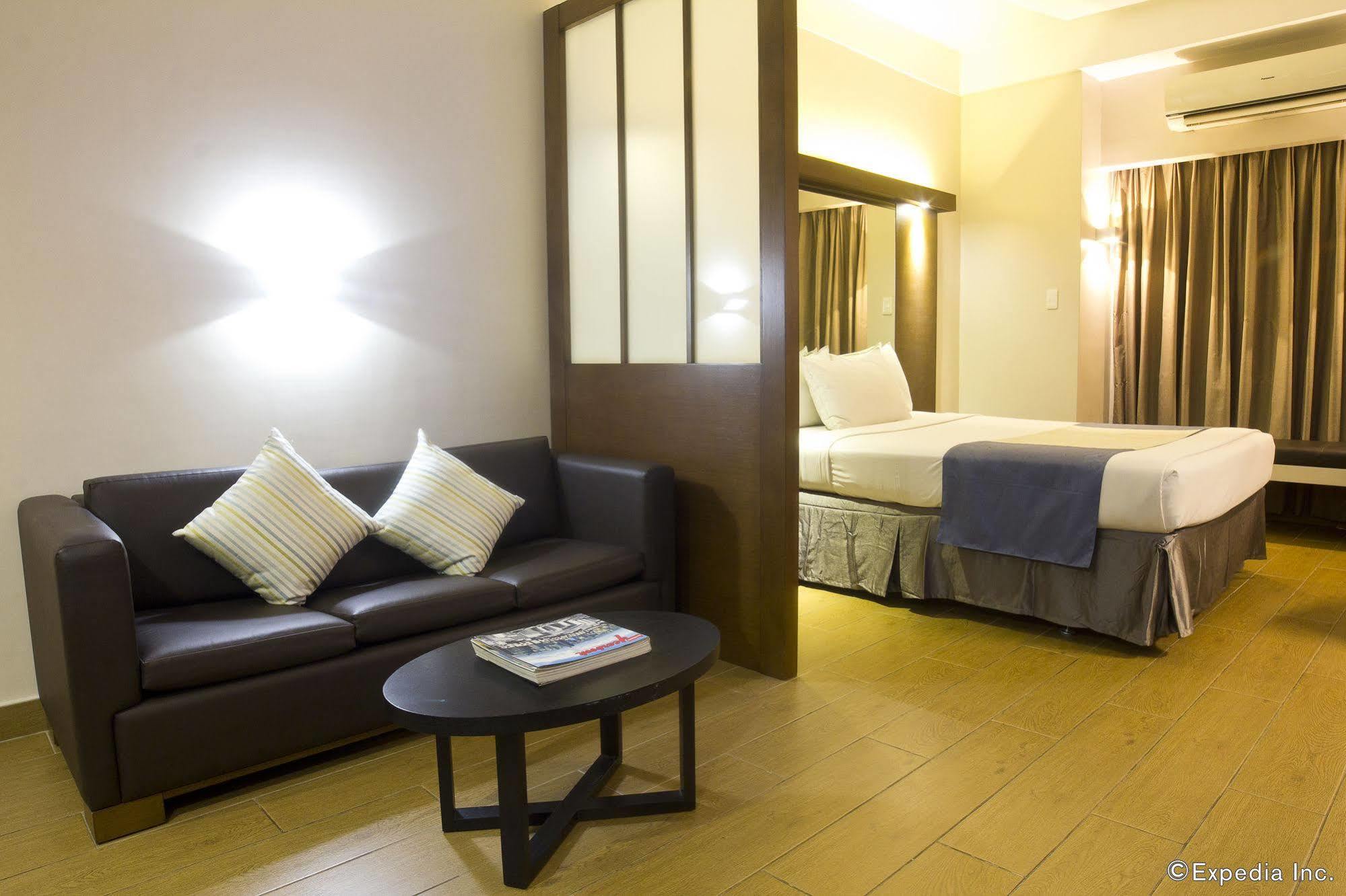 Microtel By Wyndham Acropolis Pasig City Exterior photo