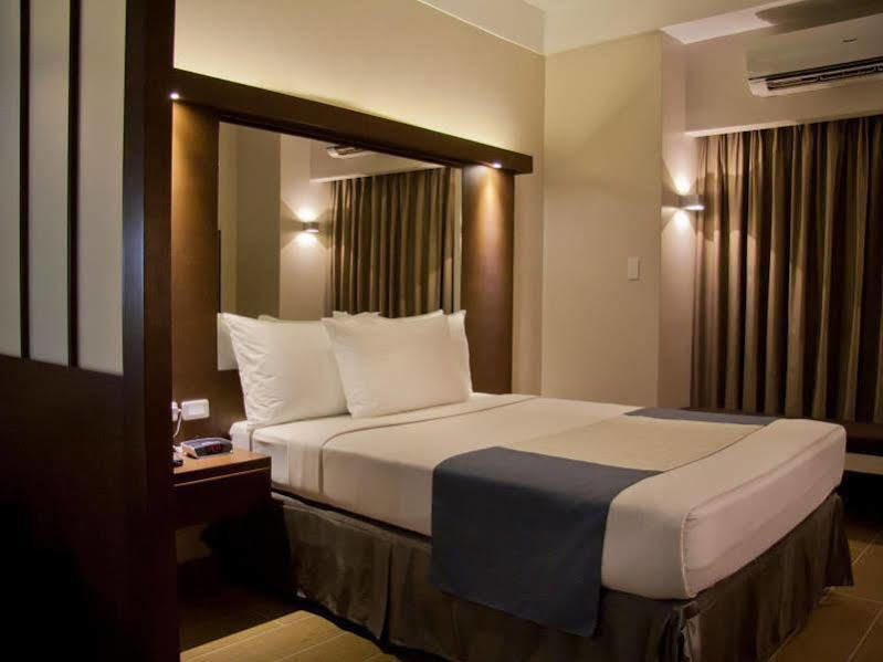 Microtel By Wyndham Acropolis Pasig City Exterior photo